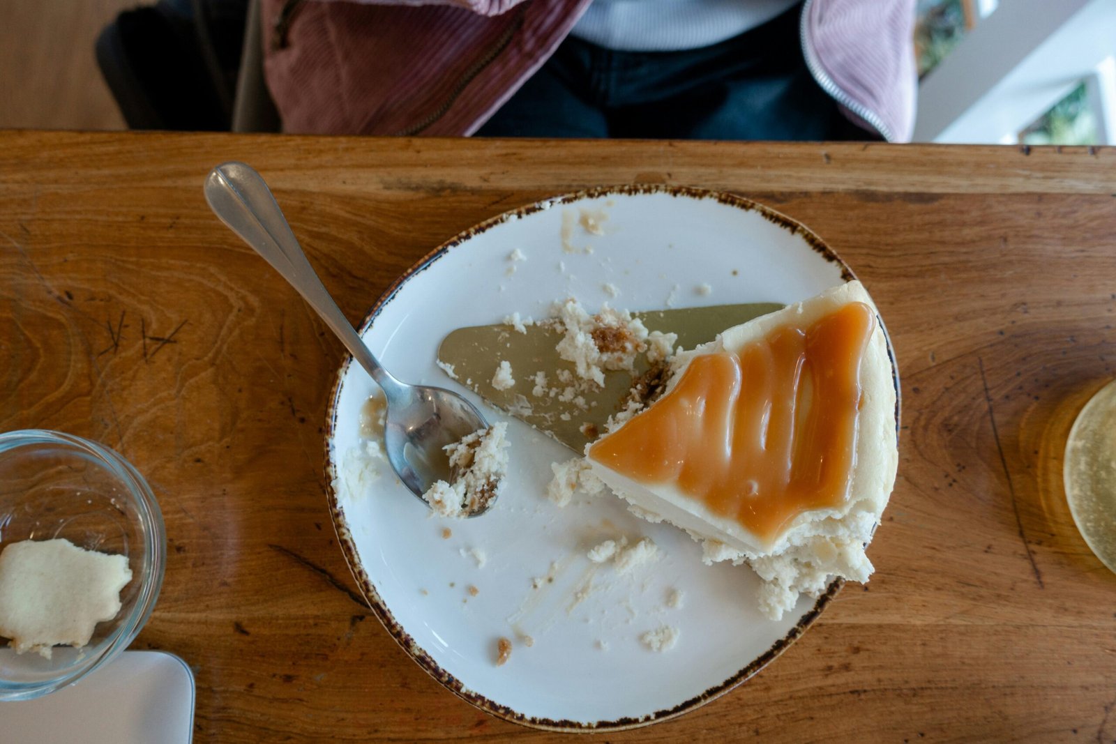 Weiße Tasse mit Stück Kuchen und Löffel auf Mallorca, fotografiert von Pramod Tiwari