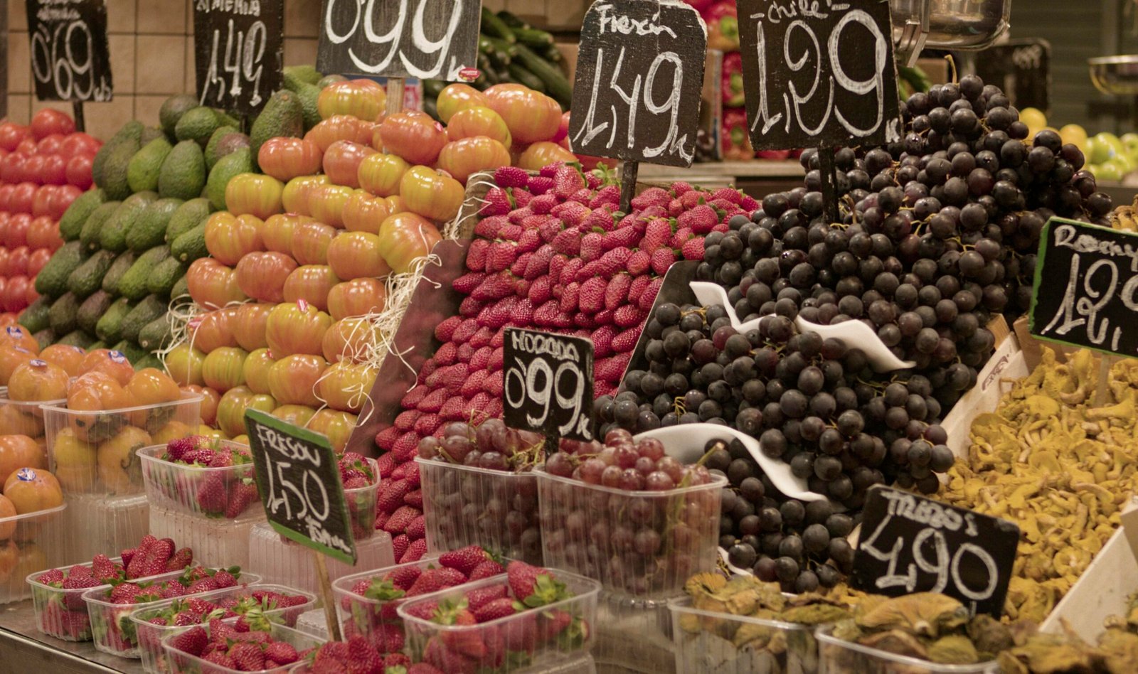 Obstregal in einem Supermarkt auf Mallorca mit bunten Früchten, fotografiert von Russ White.