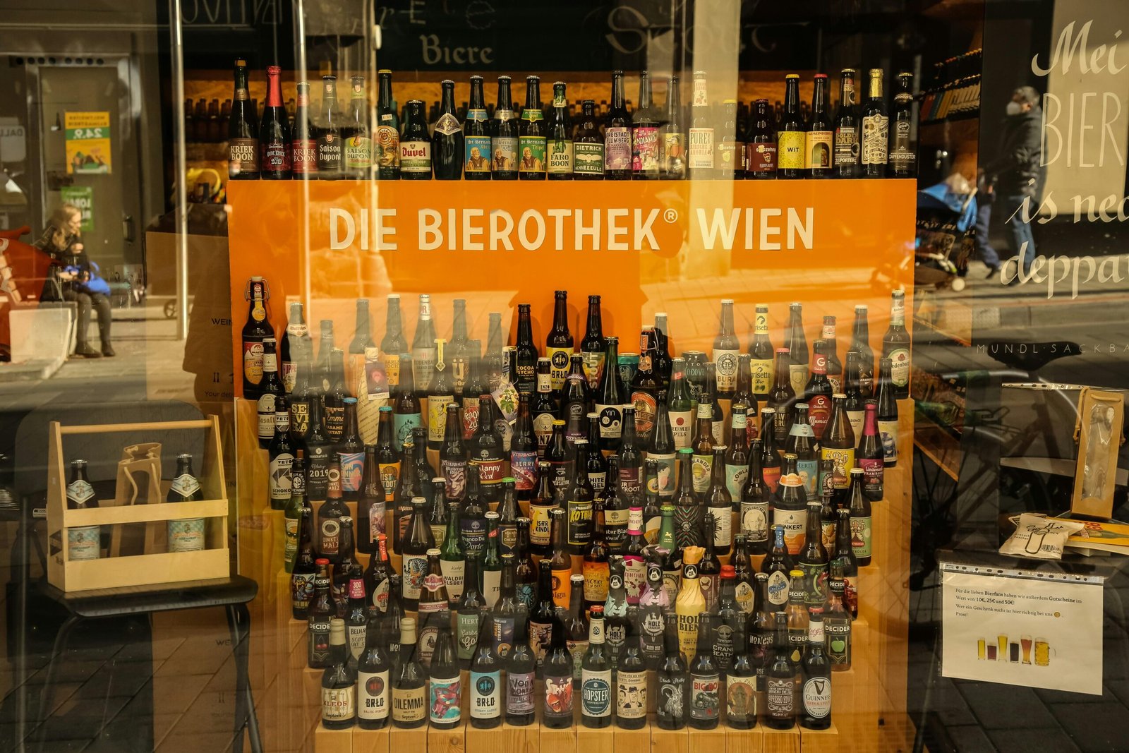 Anzeige von Bierflaschen in einem Ladenfenster auf Mallorca, aufgenommen von Rick Govic.