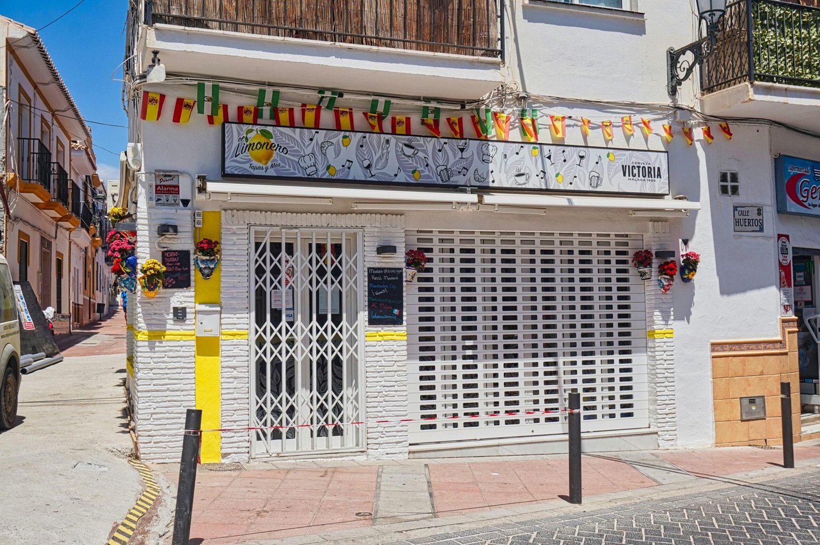 Storefront auf Mallorca mit bunten Flaggen und Dekorationen, aufgenommen von Christian Hergesell