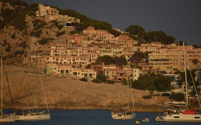 Mehrere Boote treiben auf der Wasseroberfläche auf Mallorca, aufgenommen von Jannik