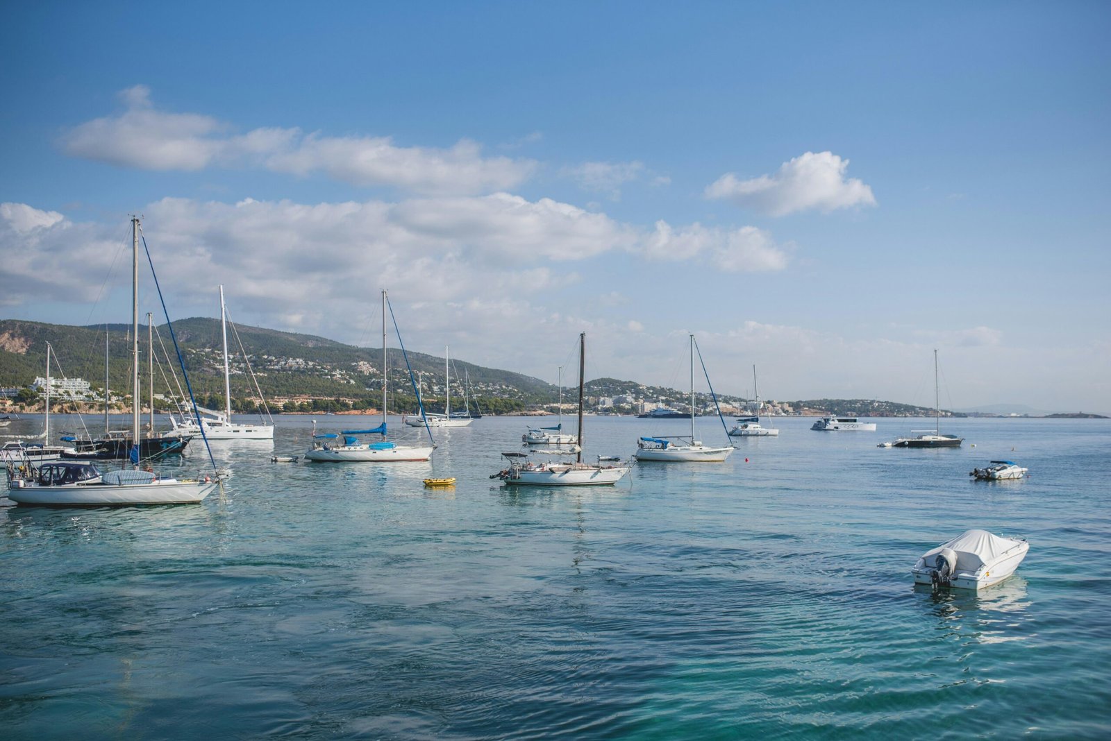 Mehrere Boote treiben auf der Wasseroberfläche vor Mallorca, aufgenommen von Monika Guzikowska