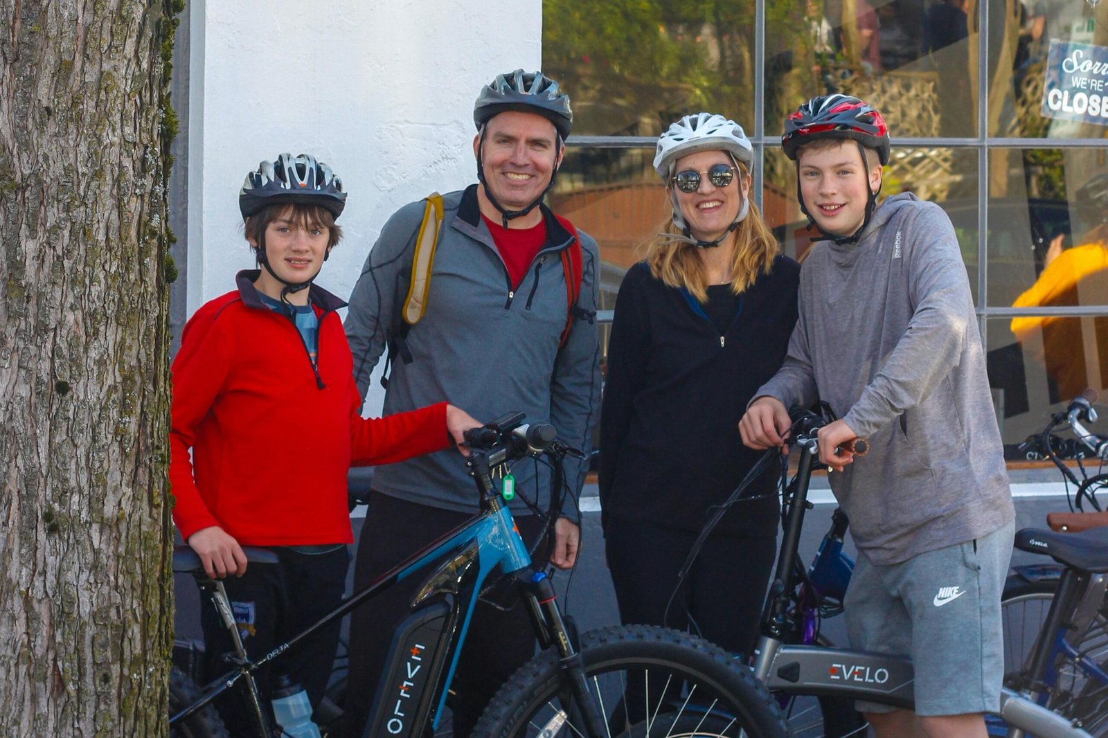 Gruppe von Menschen mit Fahrrädern steht auf Mallorca nebeneinander, fotografiert von Team Evelo