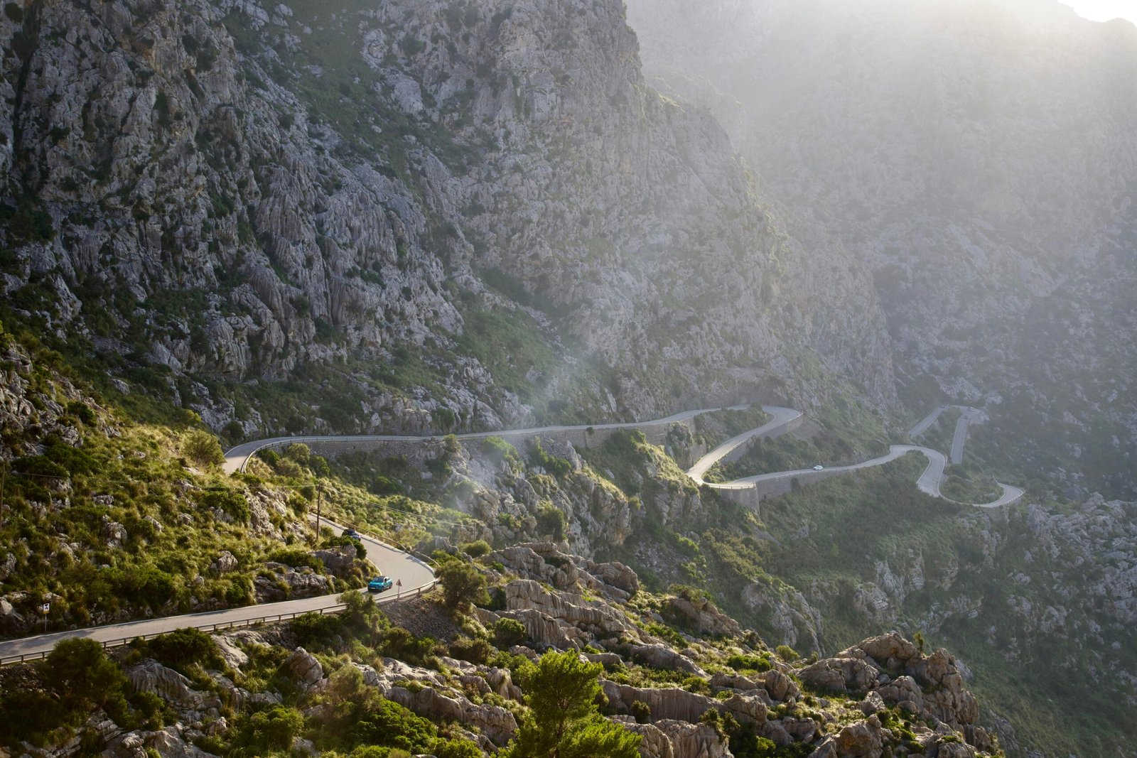 Kurvige Bergstraße, die sich in die Ferne auf Mallorca windet, aufgenommen von Stock Birken