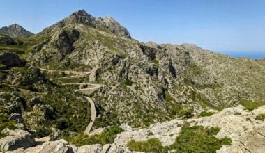 Kurvige Straße in den Bergen auf Mallorca bei Sonnenschein, aufgenommen von Andre Blanco.