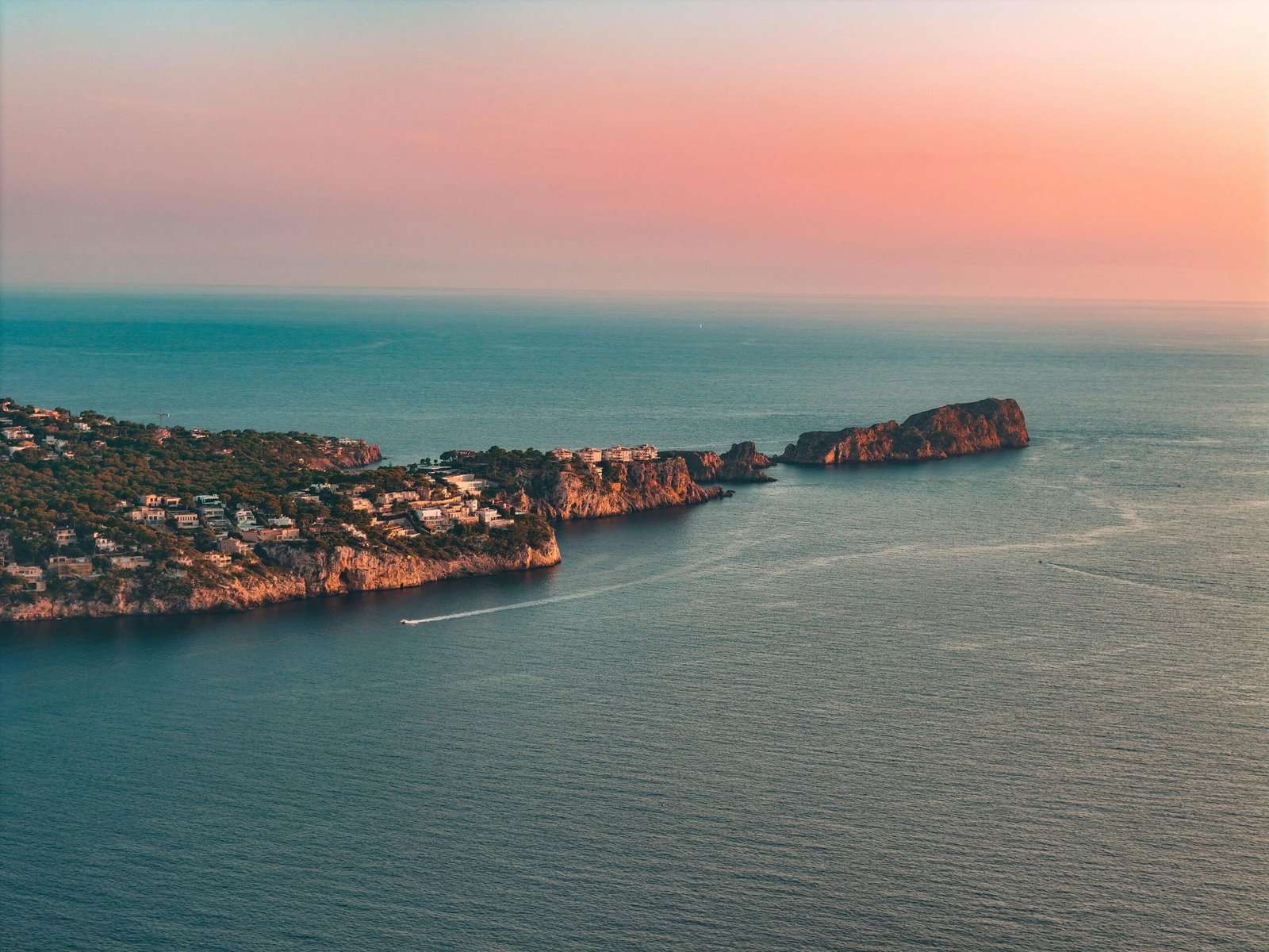Luftaufnahme einer kleinen Insel im Ozean auf Mallorca, aufgenommen von Timon Käch