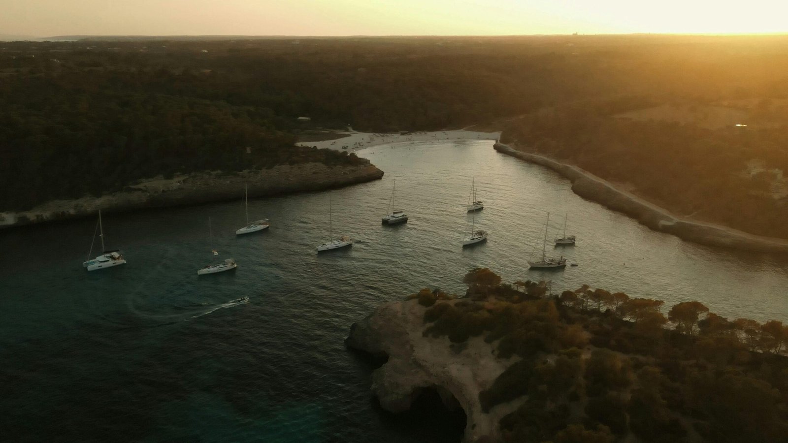 Luftaufnahme von Booten im Wasser bei Sonnenuntergang auf Mallorca, aufgenommen von Victor Oonk