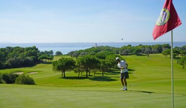 Person auf einem Golfplatz auf Mallorca mit Fahne, bereit für den Abschlag, aufgenommen von Frederik Rosar