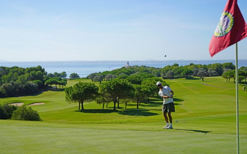 Person auf Mallorca-Golfplatz mit Flagge, aufgenommen von Frederik Rosar