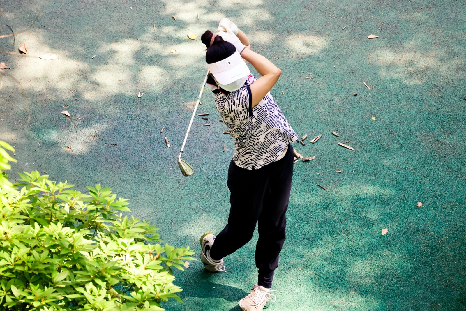 Person hält einen Golfschläger auf Mallorca, bereit zum Abschlag
