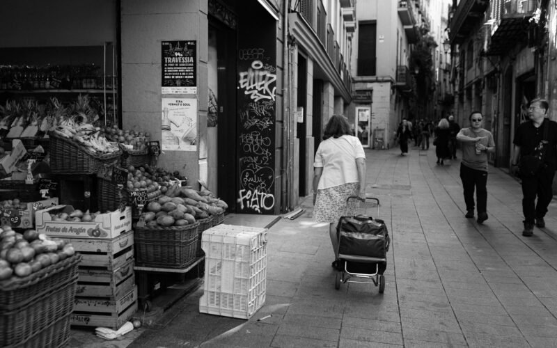 Person schiebt Kinderwagen auf Mallorca auf einem Bürgersteig, aufgenommen von Alina Bordunova.
