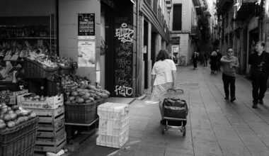 Person schiebt Kinderwagen auf Mallorca auf einem Bürgersteig, aufgenommen von Alina Bordunova