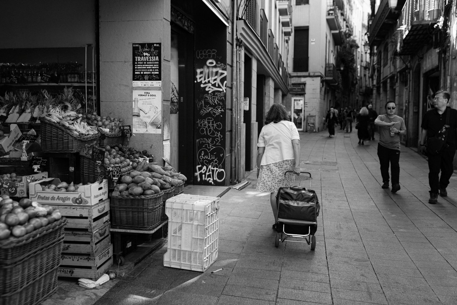 Person schiebt einen Kinderwagen auf Mallorca auf einem Bürgersteig, aufgenommen von Alina Bordunova