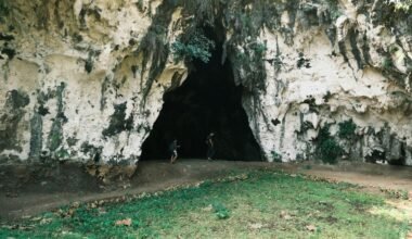 Person steht mit Fahrrad in einer Höhle auf Mallorca, erkundet die unterirdische Umgebung