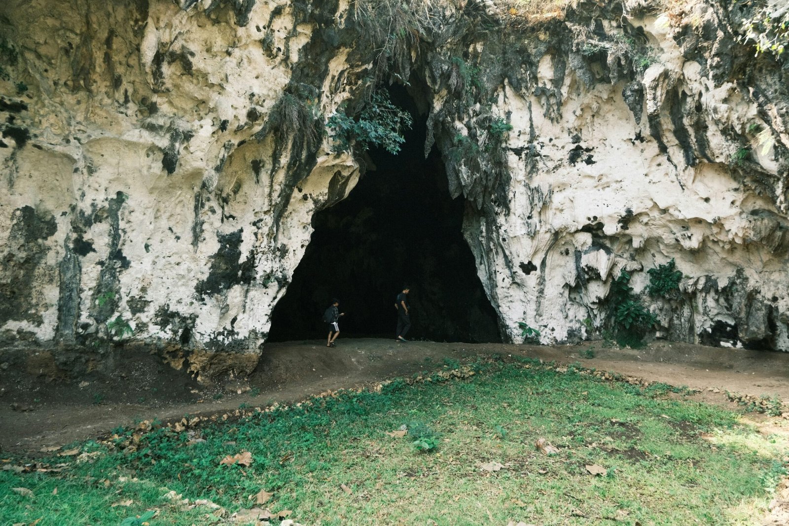 Person steht mit Fahrrad in einer Höhle auf Mallorca, erkundet die unterirdische Umgebung