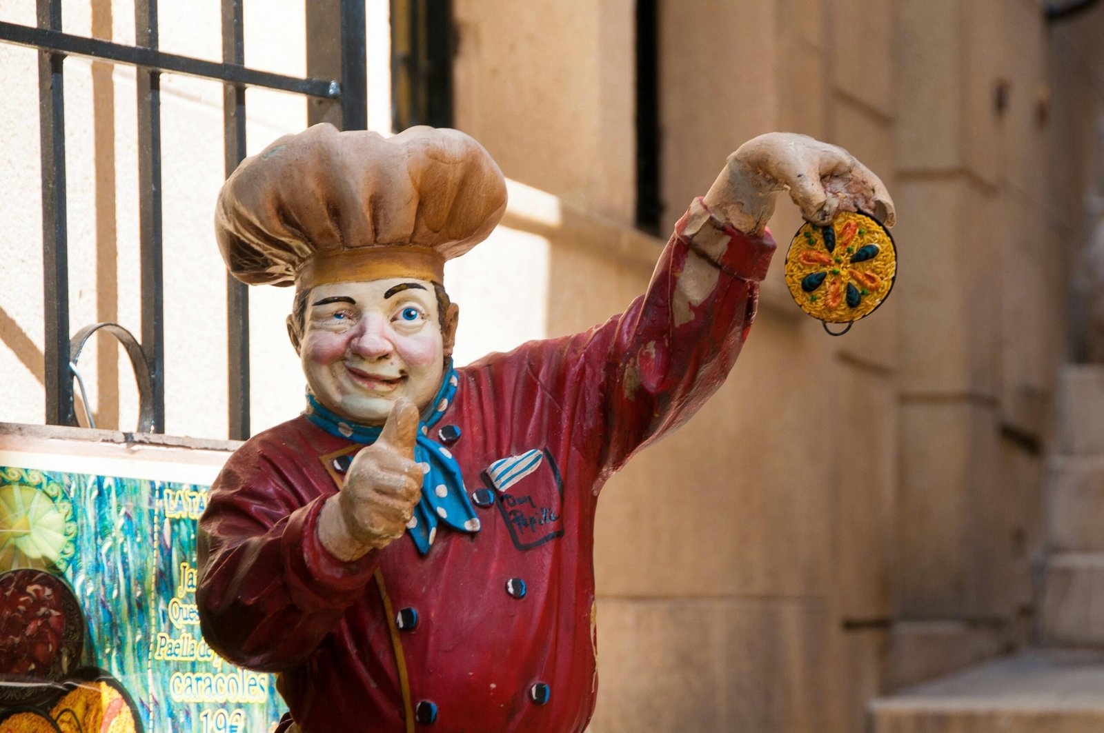 Statue eines Kochs, der eine Pizza hält, auf Mallorca, fotografiert von Joseph Corl.
