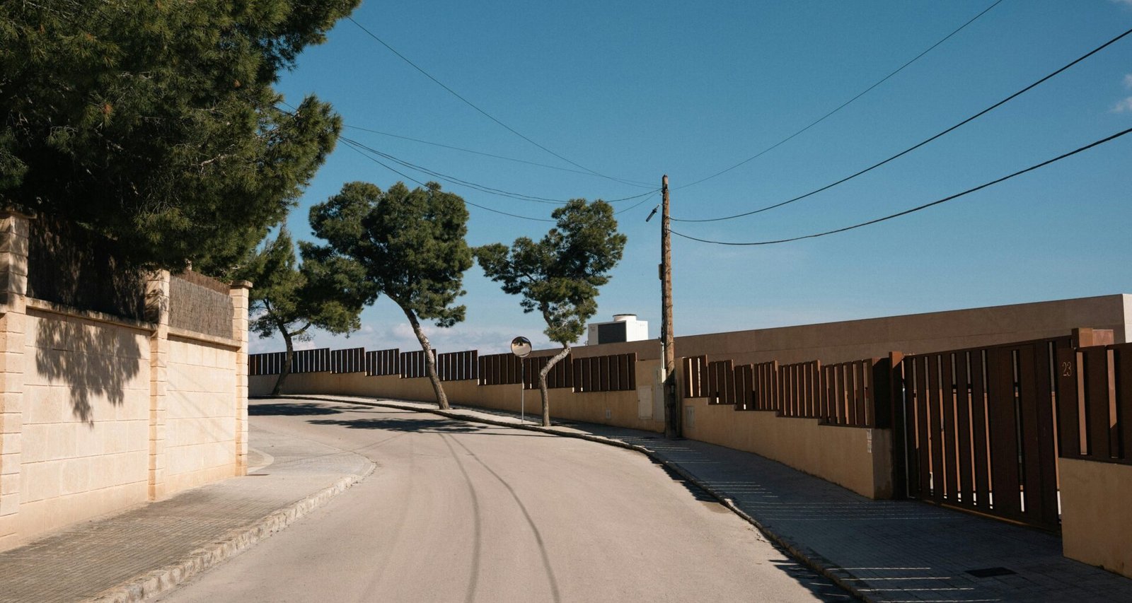 Straße auf Mallorca mit Bäumen und Zaun, aufgenommen von Florian Kurrasch
