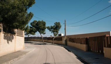 Straße auf Mallorca mit Bäumen und Zaun, aufgenommen von Florian Kurrasch