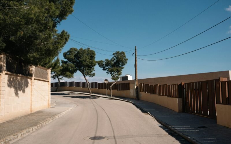 Straße auf Mallorca mit Bäumen und Zaun, aufgenommen von Florian Kurrasch