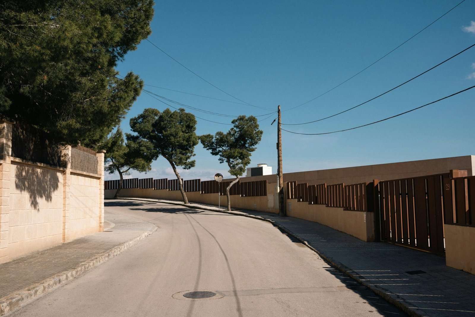 Straße auf Mallorca mit Bäumen und Zaun, aufgenommen von Florian Kurrasch