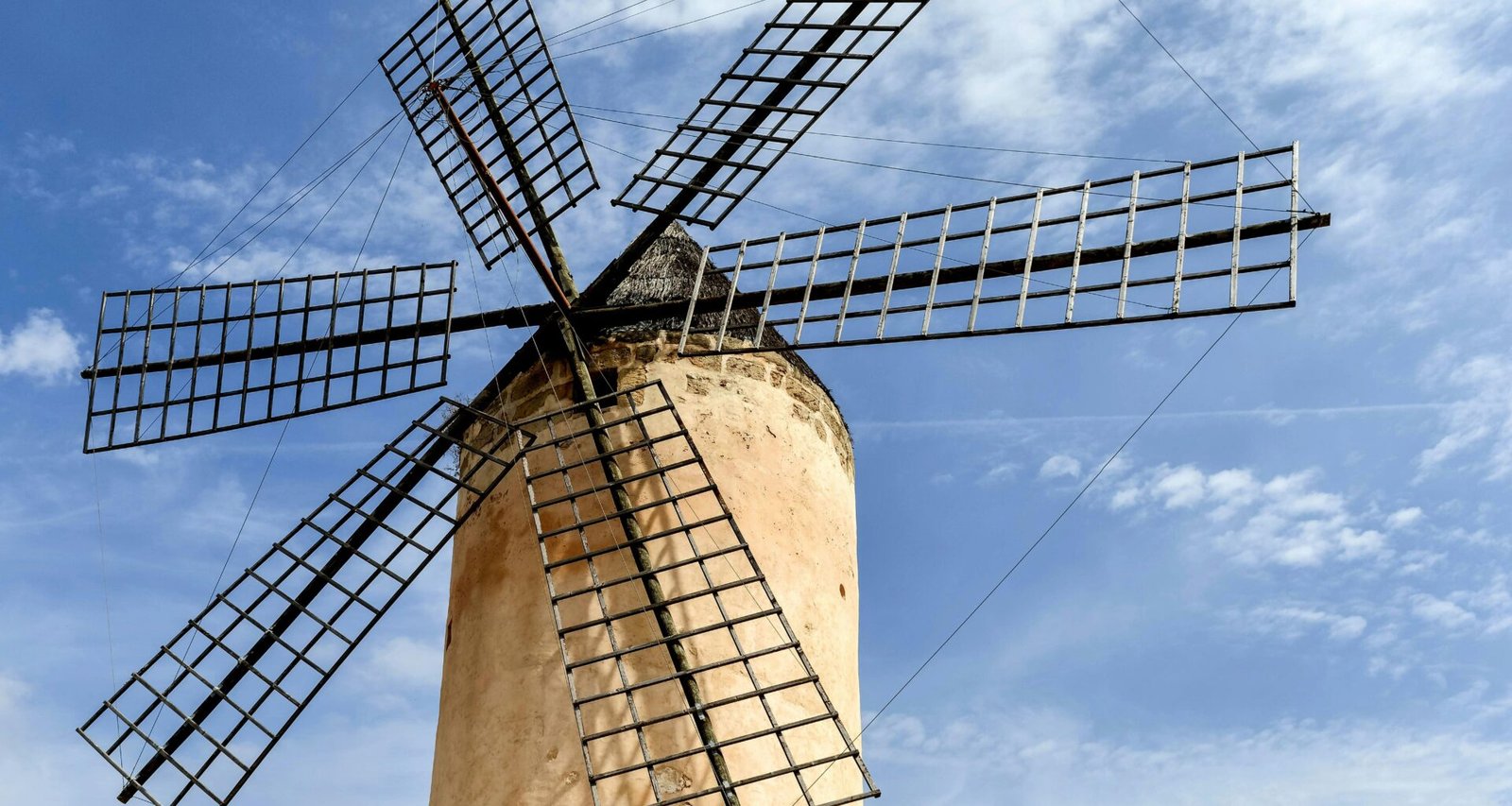 Windmühle auf Mallorca vor einem blauen Himmel, aufgenommen von Wolfgang Weiser