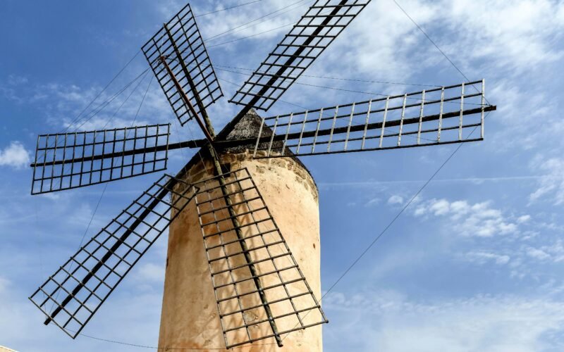 Windmühle auf Mallorca vor einem blauen Himmel, fotografiert von Wolfgang Weiser