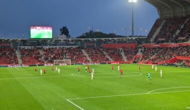 Fußballspiel in einem Stadion auf Mallorca bei Dämmerung, Spieler im Einsatz während des Spiels