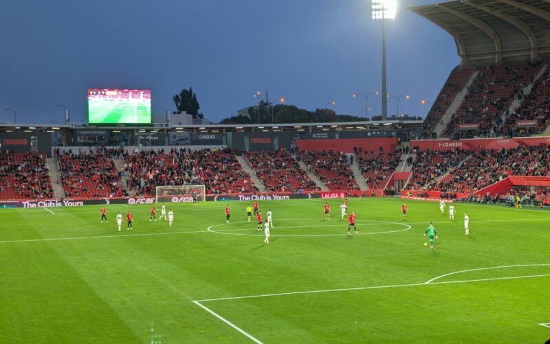 Fußballspiel in einem Stadion auf Mallorca bei Dämmerung, Spieler im Einsatz während des Spiels