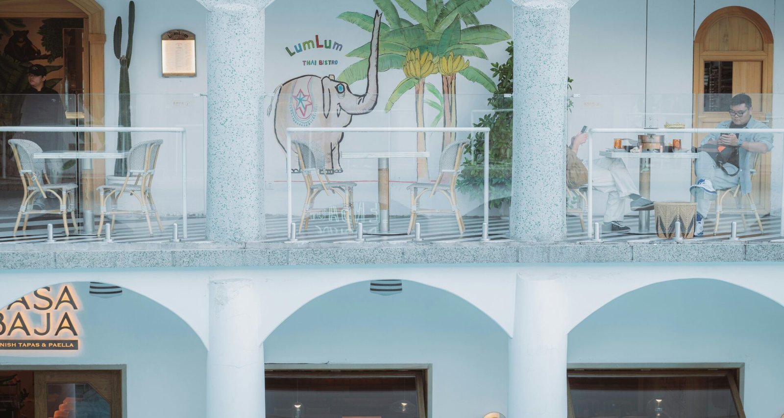 Gebäude mit Bögen und Elefantenmural auf Mallorca, fotografiert von Spike Hu