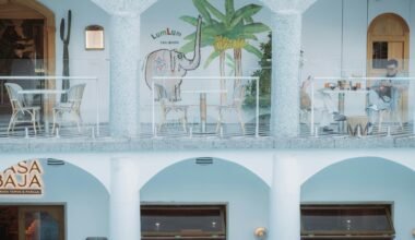 Gebäude mit Bögen und Elefantenmural auf Mallorca, fotografiert von Spike Hu