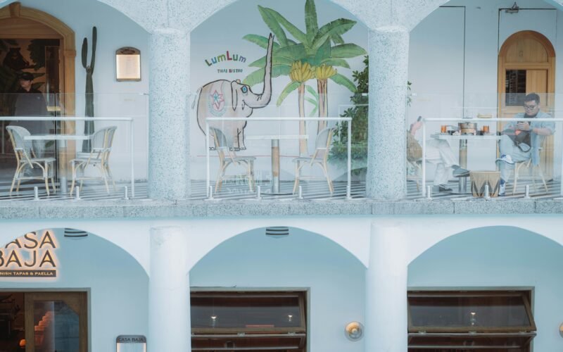 Gebäude mit Bögen und Elefantenmural auf Mallorca, fotografiert von Spike Hu