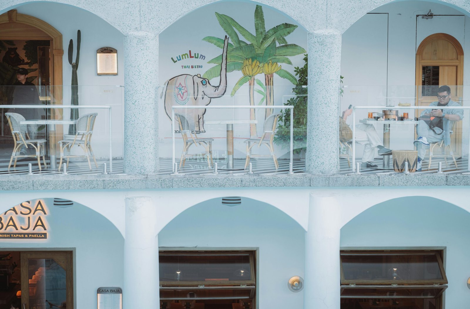 Gebäude mit Bögen und Elefantenmural auf Mallorca, fotografiert von Spike Hu