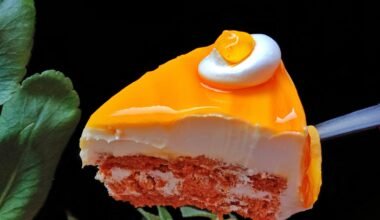 Nahaufnahme einer gelben Rose mit grünen Blättern auf Mallorca, aufgenommen von Sakshi Ranjan