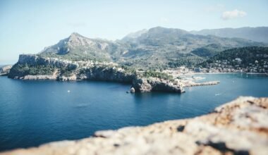 Klares Wasser vor den Bergen auf Mallorca bei Tageslicht, aufgenommen von Max Prieß.