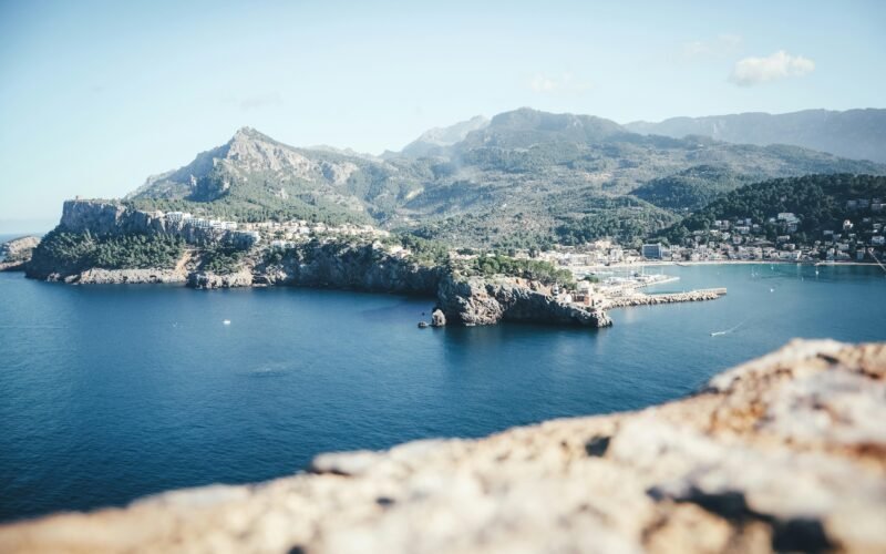 Klares Wasser vor den Bergen auf Mallorca bei Tageslicht, aufgenommen von Max Prieß.