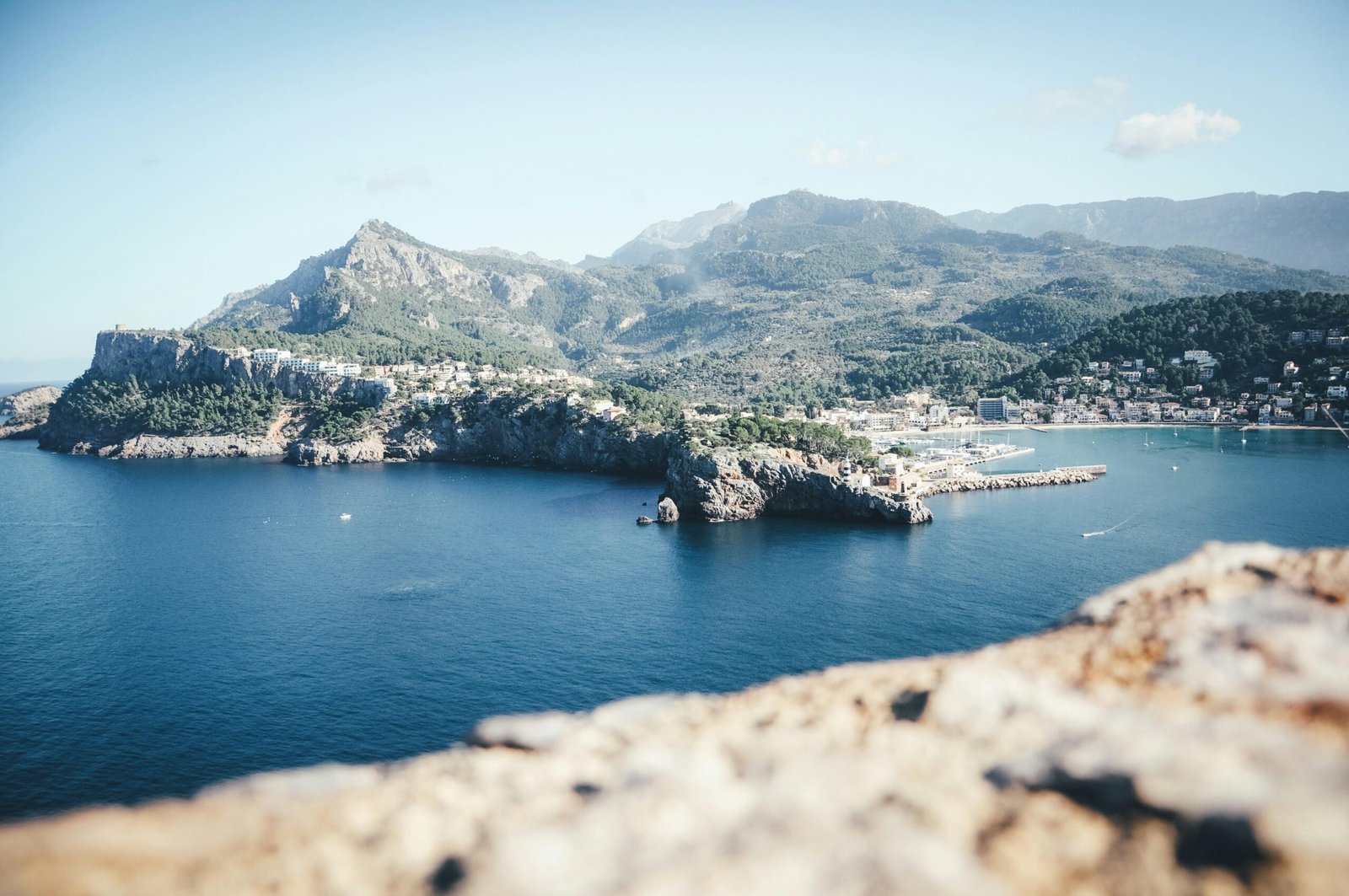 Klares Wasser vor den Bergen auf Mallorca bei Tageslicht, aufgenommen von Max Prieß.