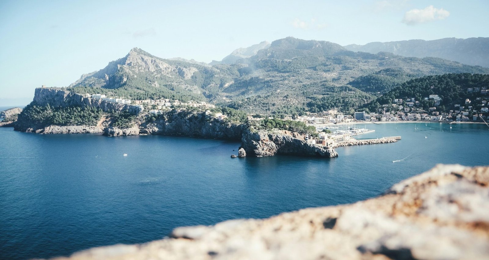 Klares Wasser und Berglandschaft auf Mallorca bei Tageslicht, aufgenommen von Max Prieß
