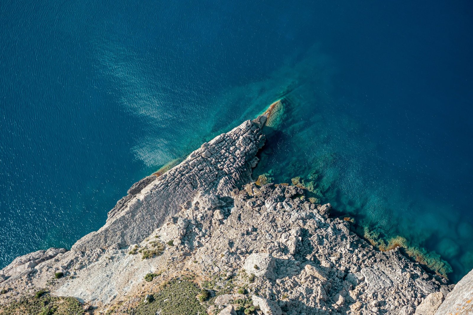 Klares Wasser nahe einer Insel auf Mallorca, aufgenommen von Christian Waske, zeigt die ruhige Meereslandschaft.