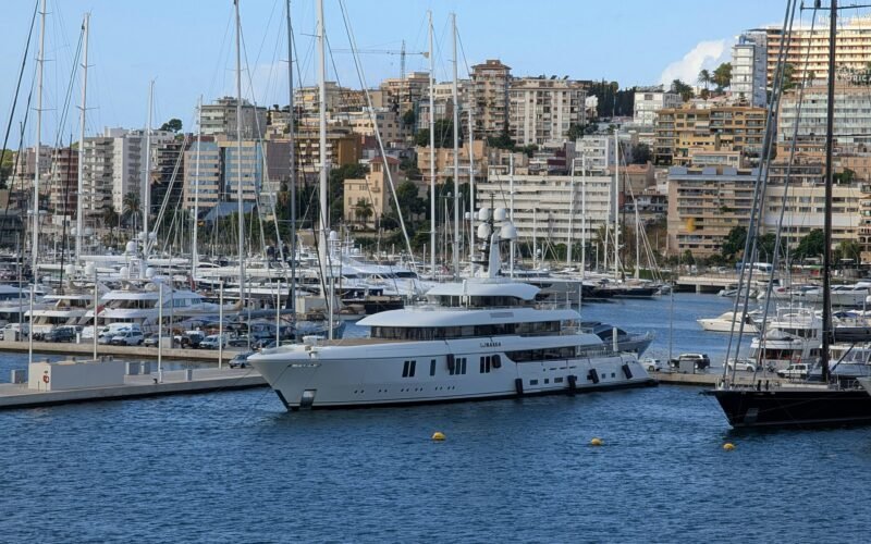 Große weiße Yacht im Hafen auf Mallorca, festgemacht und umgeben von anderen Booten, aufgenommen von David Vives.