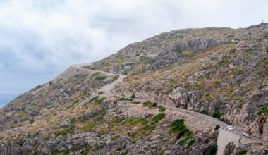 Grüne und braune Berge unter weißen Wolken auf Mallorca bei Tageslicht, aufgenommen von David Vives.