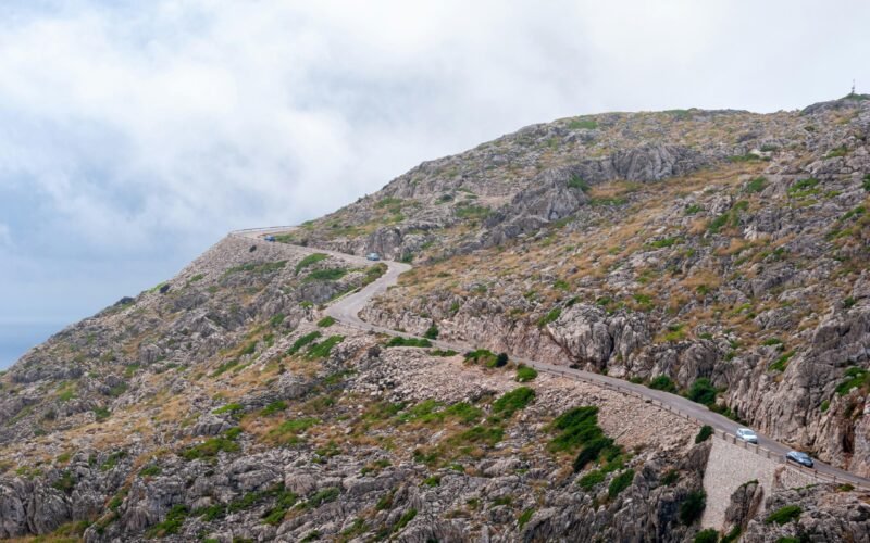 Grüne und braune Berge unter weißen Wolken auf Mallorca bei Tageslicht, aufgenommen von David Vives.