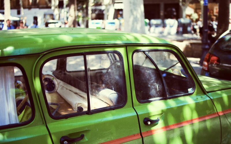 Grünes Fahrzeug auf Mallorca, fotografiert von Peter Pivák, im urbanen Umfeld der Insel