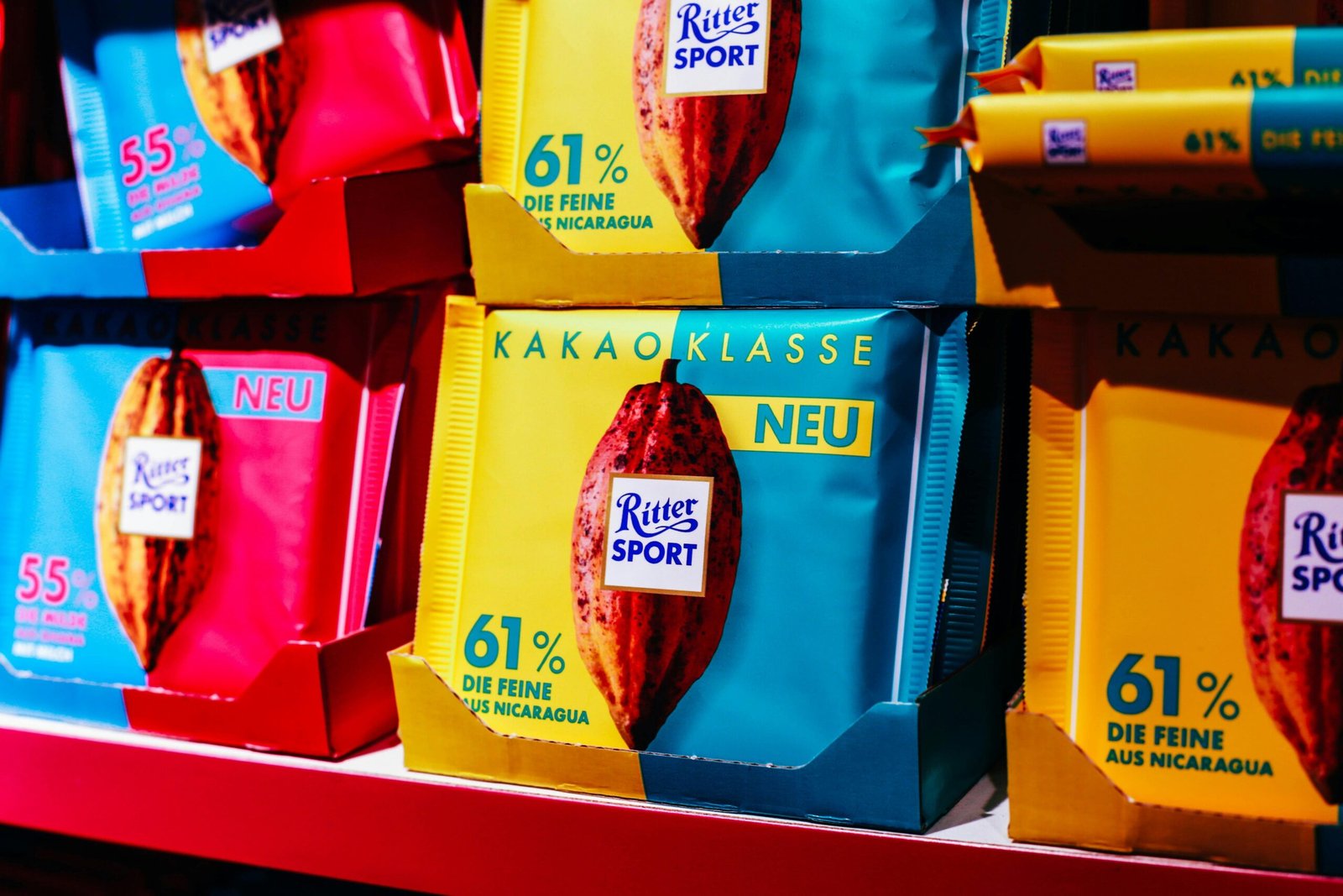 Nahaufnahme von Kakao Klasse Packs auf Mallorca, fotografiert von Nastya Dulhiier, mit natürlichen Farben und Texturen.