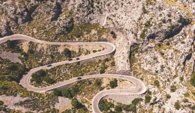 Luftaufnahme eines Fahrzeugs, das tagsüber auf einer Straße auf Mallorca unterwegs ist, aufgenommen von Christian Waske