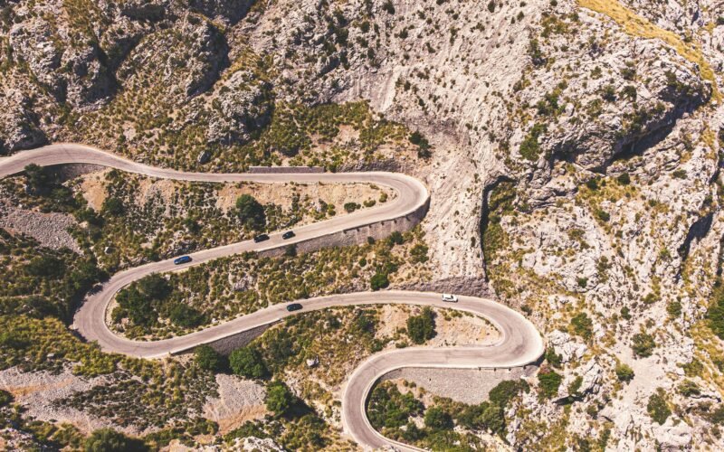 Luftaufnahme eines Fahrzeugs, das tagsüber auf einer Straße auf Mallorca unterwegs ist, aufgenommen von Christian Waske