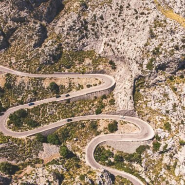 Luftaufnahme eines Fahrzeugs, das tagsüber auf einer Straße auf Mallorca unterwegs ist, aufgenommen von Christian Waske