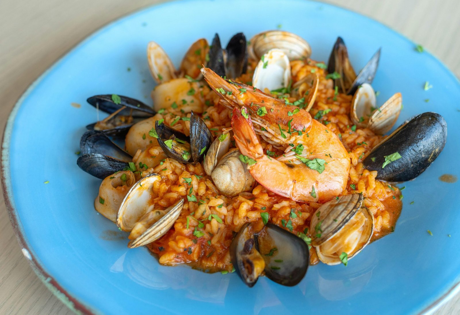 Seafood Paella mit Garnelen, Muscheln und Venusmuscheln auf Mallorca, fotografiert von Christopher Yiu Chung