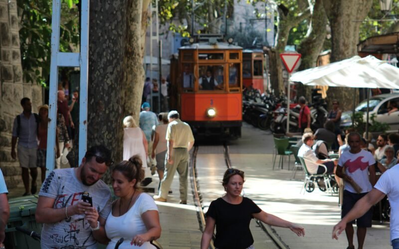 Menschen auf einer belebten Straße auf Mallorca bei Tageslicht, aufgenommen von John McFetridge.