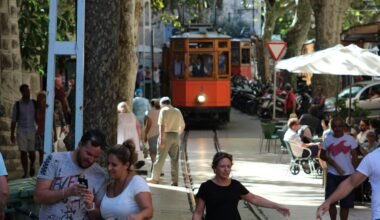 Menschen auf der Straße während des Tages auf Mallorca, fotografiert von John McFetridge.