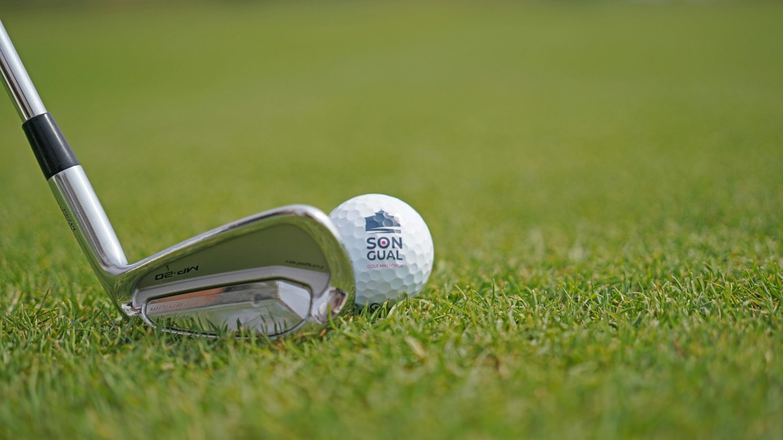 Nahaufnahme eines Golfclubs und Balls auf Mallorca, fotografiert von Frederik Rosar